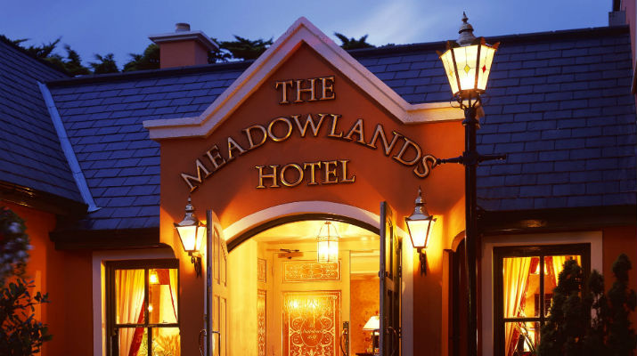 Meadowlands-hotel_entrance_night